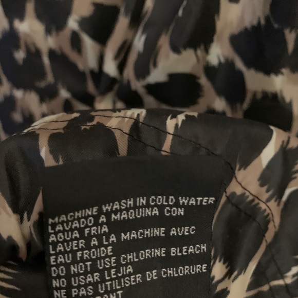 Jacket with hood- RazzleDazzle- Animal print- NEW- Very light for light rain - Picture 7 of 8